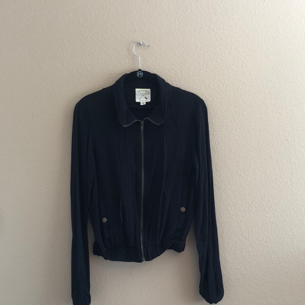 Cute black zip up jacket!!